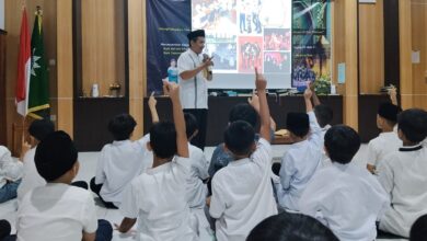 Narasumber memberikan materi interaktif kepada para siswa yang mengacungkan tangan dalam kegiatan Baitul Arqam SD Muhammadiyah PK Solo.