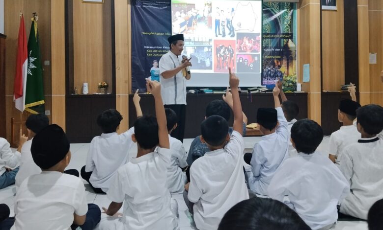 Narasumber memberikan materi interaktif kepada para siswa yang mengacungkan tangan dalam kegiatan Baitul Arqam SD Muhammadiyah PK Solo.