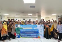 Kader Posyandu Karangasem dan tim dosen FK UMS foto bersama membentangkan spanduk edukasi kesehatan di RS UMS A.R. Fachrudin.