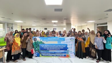 Kader Posyandu Karangasem dan tim dosen FK UMS foto bersama membentangkan spanduk edukasi kesehatan di RS UMS A.R. Fachrudin.