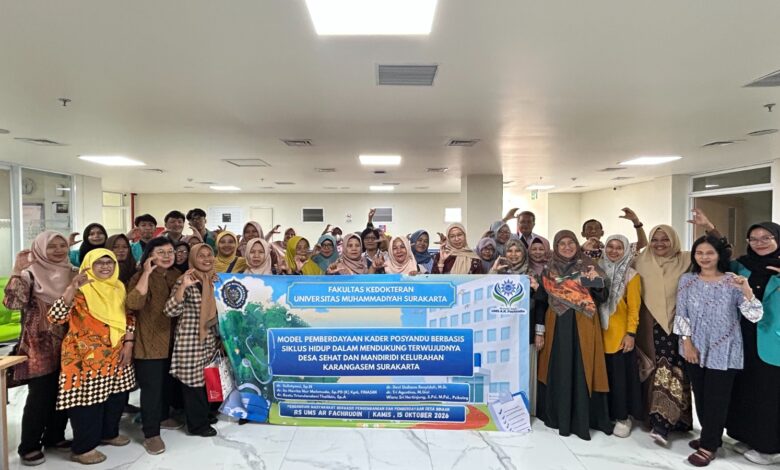 Kader Posyandu Karangasem dan tim dosen FK UMS foto bersama membentangkan spanduk edukasi kesehatan di RS UMS A.R. Fachrudin.
