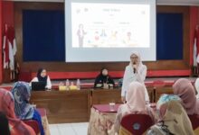 Dosen Keperawatan Jiwa Unimus menyampaikan materi edukasi kesehatan mental remaja di depan wali murid SMPN 39 Semarang