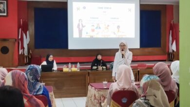 Dosen Keperawatan Jiwa Unimus menyampaikan materi edukasi kesehatan mental remaja di depan wali murid SMPN 39 Semarang