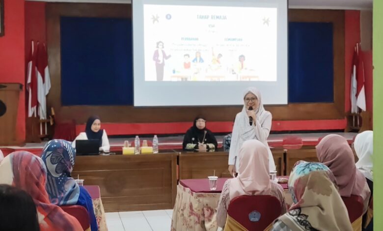 Dosen Keperawatan Jiwa Unimus menyampaikan materi edukasi kesehatan mental remaja di depan wali murid SMPN 39 Semarang