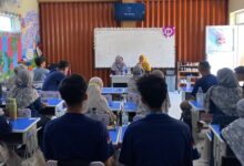 Guru SD Muhammadiyah PK Banyudono mengikuti In House Training penyusunan asesmen dan bedah soal di dalam ruang kelas.