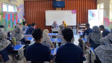 Guru SD Muhammadiyah PK Banyudono mengikuti In House Training penyusunan asesmen dan bedah soal di dalam ruang kelas.