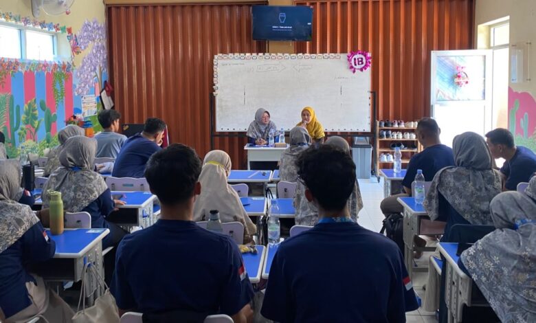 Guru SD Muhammadiyah PK Banyudono mengikuti In House Training penyusunan asesmen dan bedah soal di dalam ruang kelas.