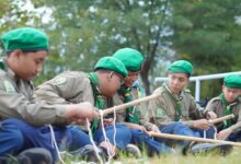 Siswa SMP UMP Purwokerto berlatih tali-temali dalam Uji SKT Pandu Hizbul Wathan di Germanggis Cilongok.