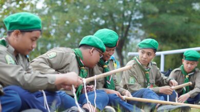 Siswa SMP UMP Purwokerto berlatih tali-temali dalam Uji SKT Pandu Hizbul Wathan di Germanggis Cilongok.