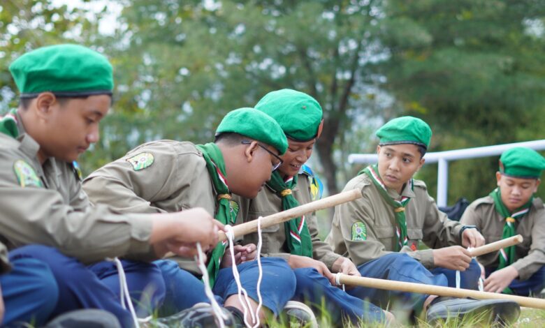 Siswa SMP UMP Purwokerto berlatih tali-temali dalam Uji SKT Pandu Hizbul Wathan di Germanggis Cilongok.