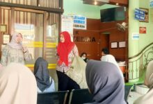 Pemateri menyampaikan materi edukasi kesehatan dalam kegiatan pemeriksaan laboratorium dan edukasi Prolanis di Klinik Yasmin Medika Jepara.