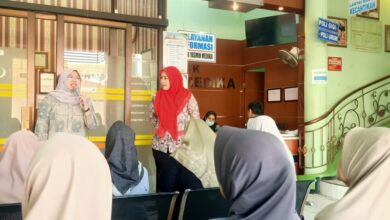 Pemateri menyampaikan materi edukasi kesehatan dalam kegiatan pemeriksaan laboratorium dan edukasi Prolanis di Klinik Yasmin Medika Jepara.