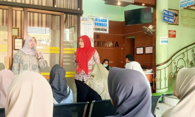 Pemateri menyampaikan materi edukasi kesehatan dalam kegiatan pemeriksaan laboratorium dan edukasi Prolanis di Klinik Yasmin Medika Jepara.
