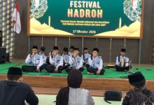 Grup peserta pelajar tampil melantunkan selawat di atas panggung Festival Hadroh UMPWR Auditorium Kasman Singodimedjo Purworejo.