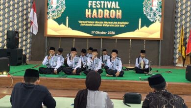 Grup peserta pelajar tampil melantunkan selawat di atas panggung Festival Hadroh UMPWR Auditorium Kasman Singodimedjo Purworejo.
