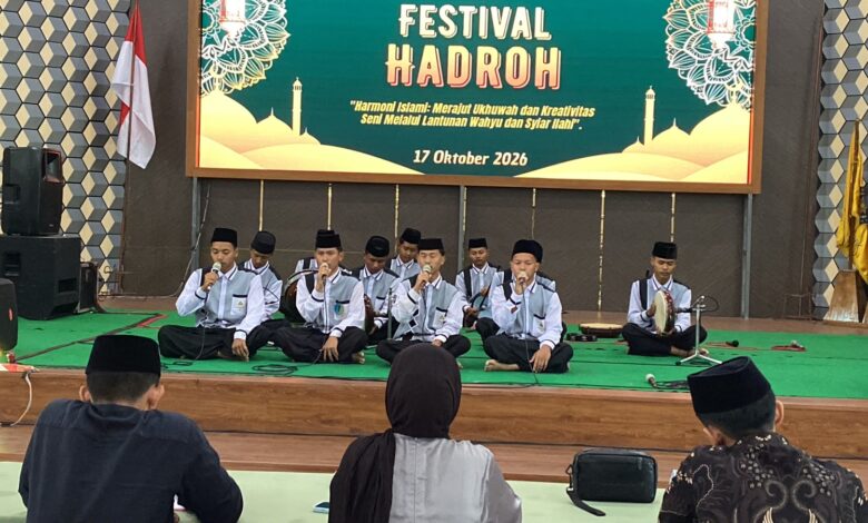 Grup peserta pelajar tampil melantunkan selawat di atas panggung Festival Hadroh UMPWR Auditorium Kasman Singodimedjo Purworejo.