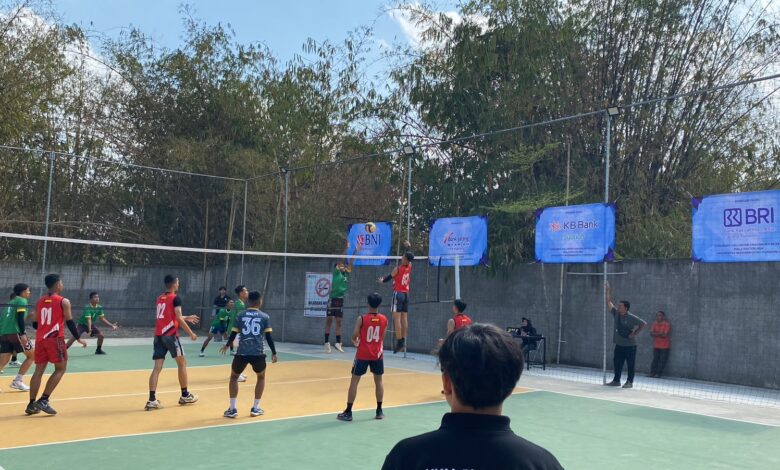 Pertandingan Turnamen Voli Pelajar se-Karesidenan Kedu di Lapangan Voli Kampus III Sucen UMPWR