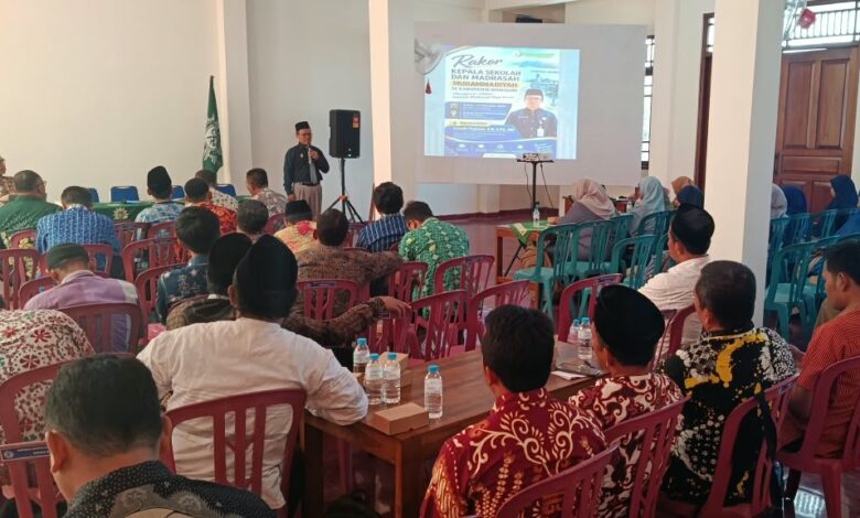 Pujiono memaparkan strategi SPMB sekolah Muhammadiyah dalam Rakor Kepala Sekolah dan Madrasah Muhammadiyah se-Kabupaten Wonogiri.