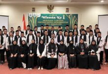 Wisudawan dan pengurus foto bersama dalam Wisuda Ke-1 Sekolah Tabligh PDM Kota Semarang di Hotel Muria.