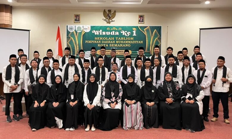 Wisudawan dan pengurus foto bersama dalam Wisuda Ke-1 Sekolah Tabligh PDM Kota Semarang di Hotel Muria.