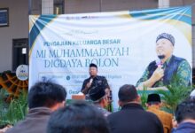 Ust. Budi Elbayani menyampaikan ceramah pada Pengajian MIM Digdaya Bolon Colomadu di hadapan para wali murid.