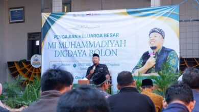Ust. Budi Elbayani menyampaikan ceramah pada Pengajian MIM Digdaya Bolon Colomadu di hadapan para wali murid.