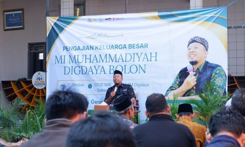 Ust. Budi Elbayani menyampaikan ceramah pada Pengajian MIM Digdaya Bolon Colomadu di hadapan para wali murid.