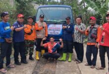 Relawan PCM Kaloran dan KOKAM Temanggung foto bersama di depan truk tangki penyaluran bantuan air bersih.