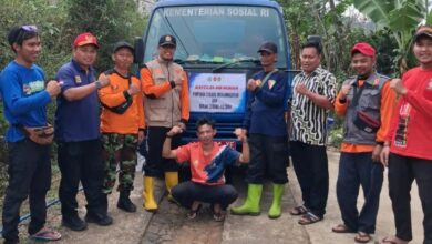 Relawan PCM Kaloran dan KOKAM Temanggung foto bersama di depan truk tangki penyaluran bantuan air bersih.