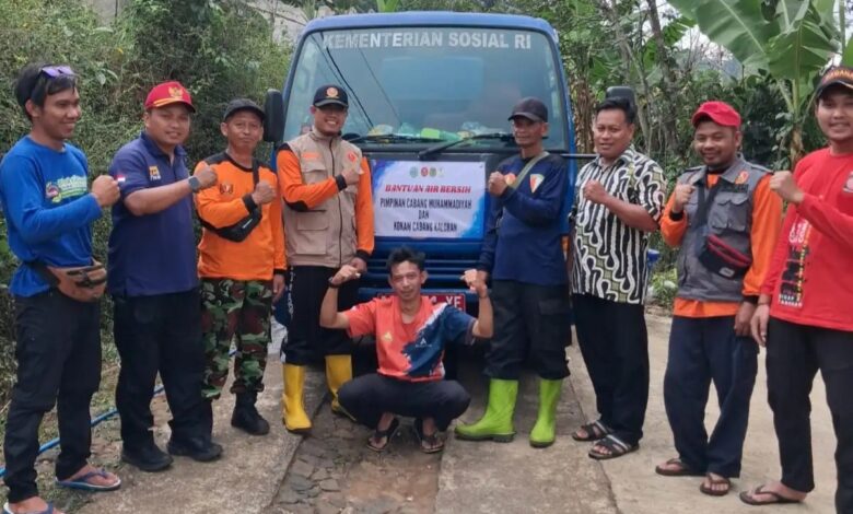 Relawan PCM Kaloran dan KOKAM Temanggung foto bersama di depan truk tangki penyaluran bantuan air bersih.