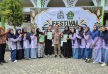 Guru-guru MI Muhammadiyah Danurejo foto bersama membawa trofi dan piagam penghargaan Festival GTK Kemenag 2026.
