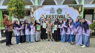 Guru-guru MI Muhammadiyah Danurejo foto bersama membawa trofi dan piagam penghargaan Festival GTK Kemenag 2026.
