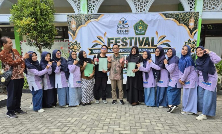 Guru-guru MI Muhammadiyah Danurejo foto bersama membawa trofi dan piagam penghargaan Festival GTK Kemenag 2026.
