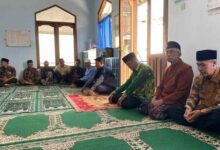 Jajaran pimpinan PDM Temanggung dan pengurus PCM Wonoboyo duduk bersila saat pertemuan turba di Masjid Al Furqon Rejosari.