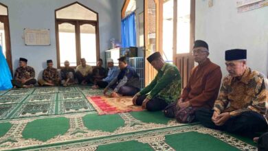 Jajaran pimpinan PDM Temanggung dan pengurus PCM Wonoboyo duduk bersila saat pertemuan turba di Masjid Al Furqon Rejosari.