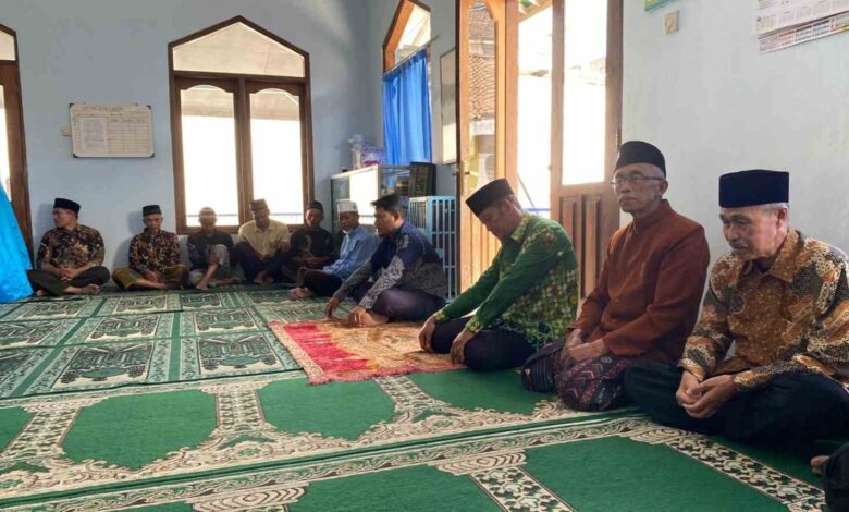 Jajaran pimpinan PDM Temanggung dan pengurus PCM Wonoboyo duduk bersila saat pertemuan turba di Masjid Al Furqon Rejosari.