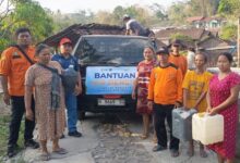 Tim AKMT dan KOKAM Kaloran menyalurkan bantuan air bersih Temanggung untuk warga Dusun Kandangan