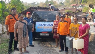 Tim AKMT dan KOKAM Kaloran menyalurkan bantuan air bersih Temanggung untuk warga Dusun Kandangan