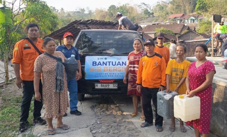 Tim AKMT dan KOKAM Kaloran menyalurkan bantuan air bersih Temanggung untuk warga Dusun Kandangan