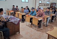 Peserta mengikuti kegiatan Bimtek eKTAM Muhammadiyah dan aplikasi SATUMU di MIM PK Kateguhan Sawit Boyolali.