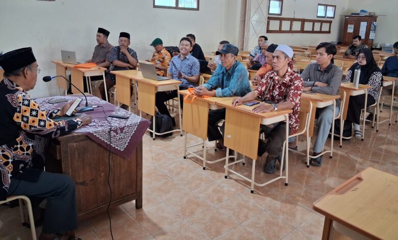 Peserta mengikuti kegiatan Bimtek eKTAM Muhammadiyah dan aplikasi SATUMU di MIM PK Kateguhan Sawit Boyolali.