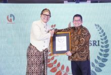 Penyerahan penghargaan Perhumasri Award 2026 kepada Direktur RS PKU Muhammadiyah Surakarta atas program kehumasan berbasis komunitas pasien.