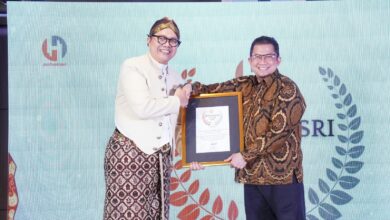 Penyerahan penghargaan Perhumasri Award 2026 kepada Direktur RS PKU Muhammadiyah Surakarta atas program kehumasan berbasis komunitas pasien.