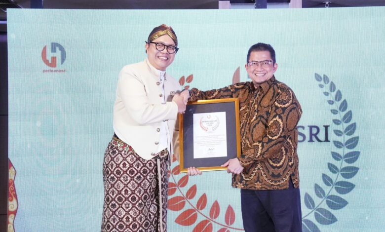 Penyerahan penghargaan Perhumasri Award 2026 kepada Direktur RS PKU Muhammadiyah Surakarta atas program kehumasan berbasis komunitas pasien.