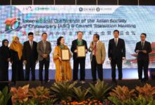 Rektor UNIMUS Prof Masrukhi bersama delegasi internasional menyerahkan penghargaan dalam konferensi ASC-10 dan peluncuran RS UNIMUS Cancer Care di PO Hotel Semarang.