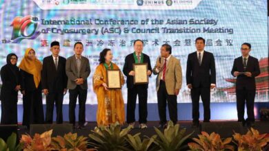 Rektor UNIMUS Prof Masrukhi bersama delegasi internasional menyerahkan penghargaan dalam konferensi ASC-10 dan peluncuran RS UNIMUS Cancer Care di PO Hotel Semarang.