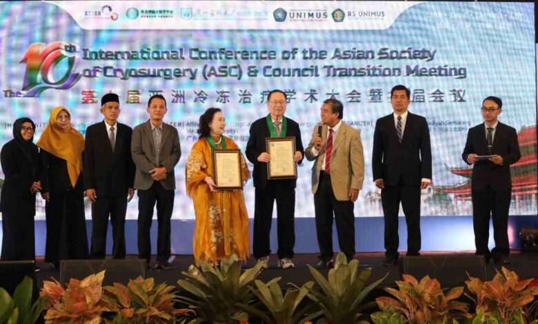 Rektor UNIMUS Prof Masrukhi bersama delegasi internasional menyerahkan penghargaan dalam konferensi ASC-10 dan peluncuran RS UNIMUS Cancer Care di PO Hotel Semarang.