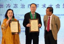 Penyerahan Surat Keputusan pengangkatan Prof. Xu Kecheng dan Prof. Yenni Thamrin sebagai Dosen Kedokteran UNIMUS oleh Rektor UNIMUS Prof. Dr. Masrukhi di Semarang.