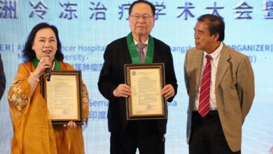 Penyerahan Surat Keputusan pengangkatan Prof. Xu Kecheng dan Prof. Yenni Thamrin sebagai Dosen Kedokteran UNIMUS oleh Rektor UNIMUS Prof. Dr. Masrukhi di Semarang.