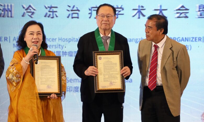 Penyerahan Surat Keputusan pengangkatan Prof. Xu Kecheng dan Prof. Yenni Thamrin sebagai Dosen Kedokteran UNIMUS oleh Rektor UNIMUS Prof. Dr. Masrukhi di Semarang.